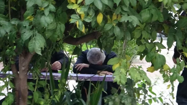 antalyada-kan-donduran-vahset-annesini-bogazina-ekmek-bicagi-sapladi-komsular-kiskivrak-yakaladi-baba-soka-gir-1670516005788.jpg Antalya'da kan donduran vahşet! Annesinin boğazına ekmek bıçağı sapladı komşular kıskıvrak yakaladı baba şoka girdi-6