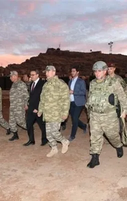 Orgeneral Akar sınır birliklerini denetledi