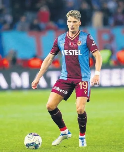 abdullah-avci-ile-u15-oyuncusu-arasinda-keyifli-sohbet-yine-yan-pas-diyorlar-1704843650347.jpeg Abdullah Avcı ile U15 oyuncusu arasında keyifli sohbet: Yine yan pas diyorlar!-11