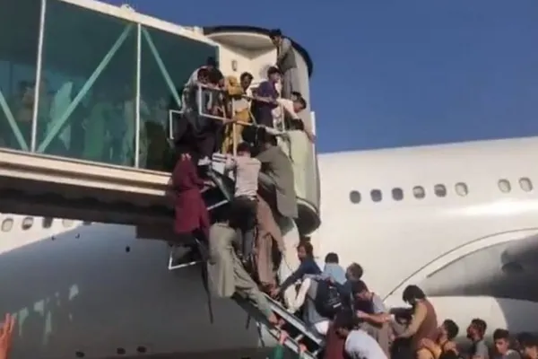 dunyayi-sok-etmisti-afganlar-ucaktan-atlamisti-abd-askerleri-kabildeki-olumcul-tahliye-ucusu-sorusturmasinda-k-1655246431861.jpg Dünyayı şok etmişti Afganlar uçaktan atlamıştı! ABD askerleri Kabil'deki ölümcül tahliye uçuşu soruşturmasında karar-3