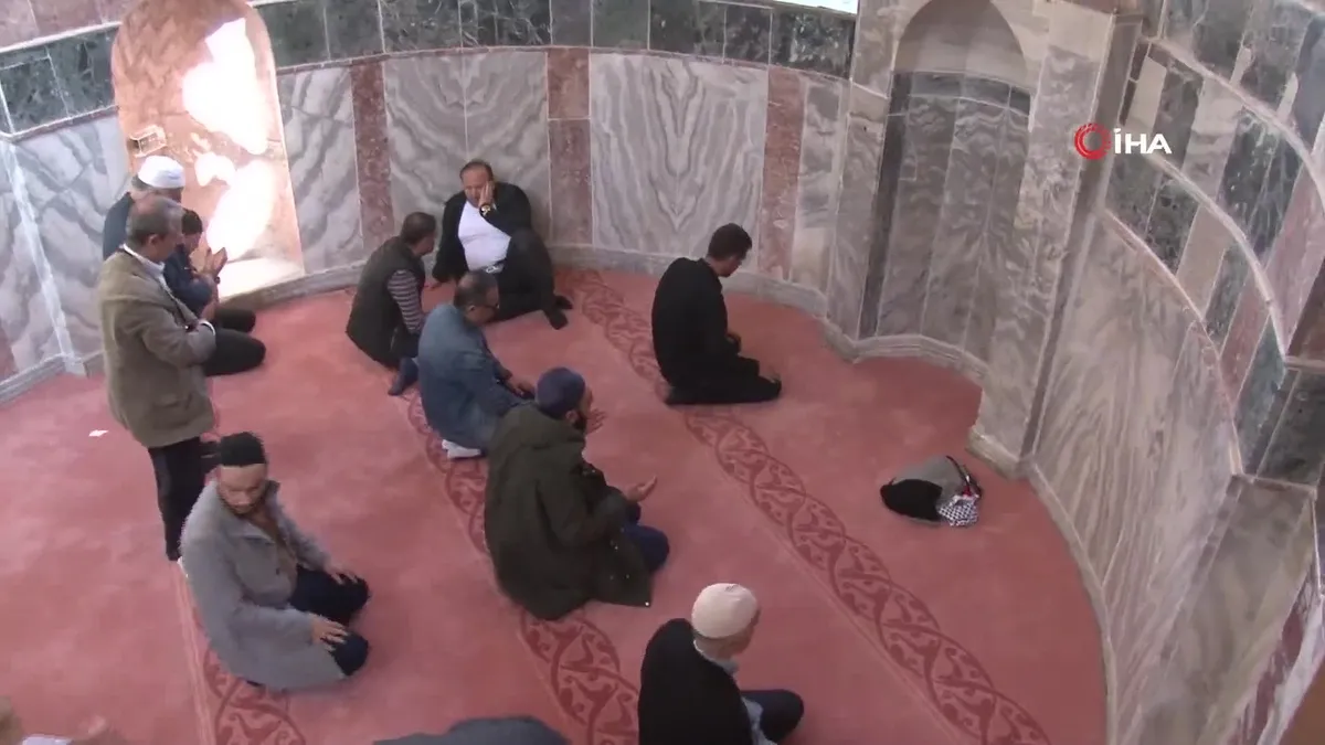 Yeniden ibadete açılan Kariye Camii'ne vatandaşlar akın etti