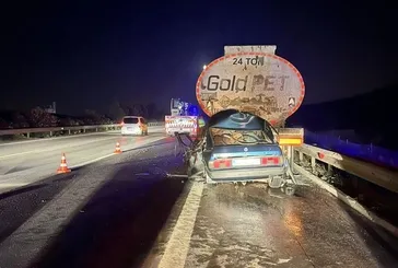 Otomobil kağıt gibi ezildi: 3 ölü