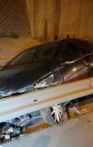 TEM Otoyolu'nda bariyerlere çarpan otomobil, su tahliye kanalına girdi