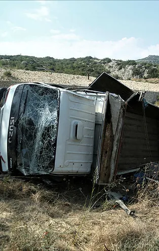 Mersin'de feci kaza! Şeftali yüklü kamyonet devrildi! Ölü ve yaralılar var