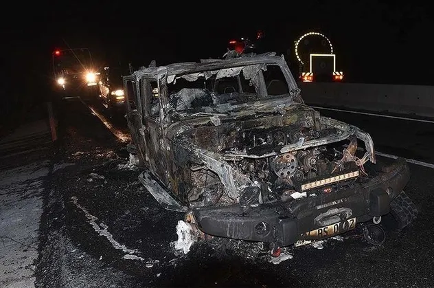 Muğla'da araç yangınında alevler ormanlık alana sıçradı
