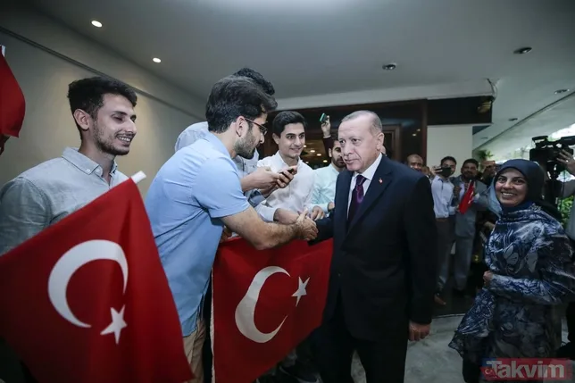 Başkan Erdoğan'a Malezya’da coşkulu karşılama: Seninleyiz Reis