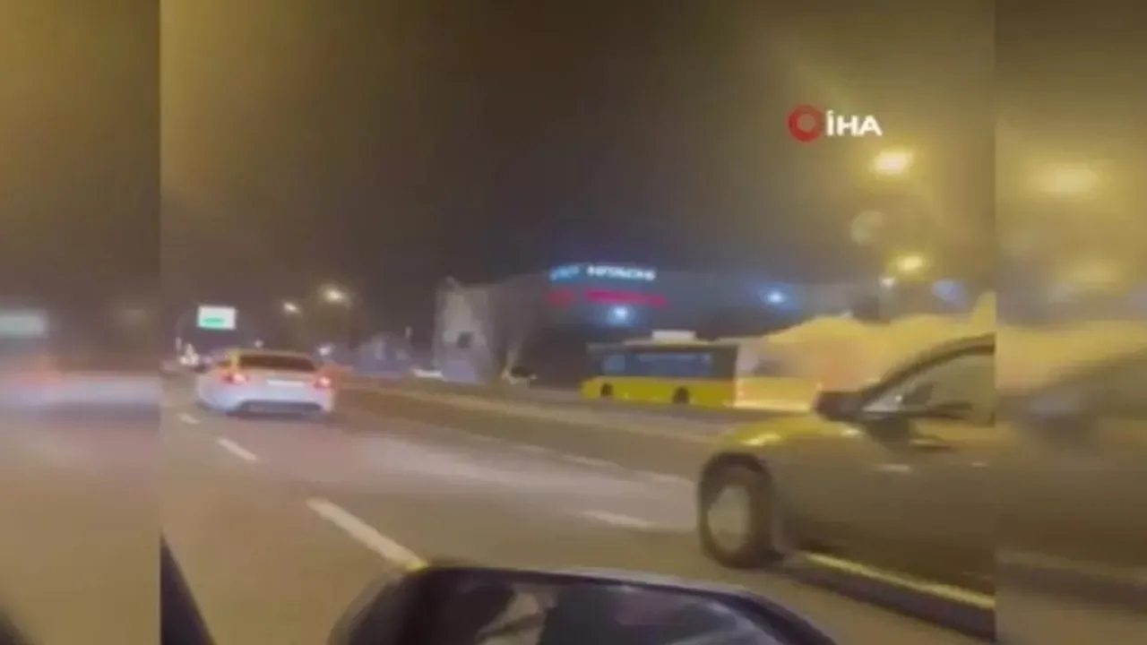 Kartal’da seyir halindeki İETT otobüsü duman saçarak yoluna devam etti!