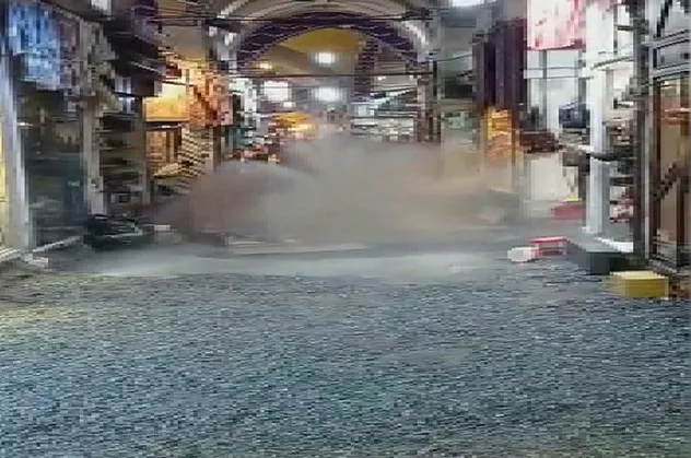 Kapalıçarşı'da hareketli anlar! İSKİ borusu patladı, dükkanları su bastı