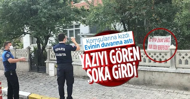 Komşularına kızdı evine astı! Pankarttaki yazıyı görenler şoka girdi