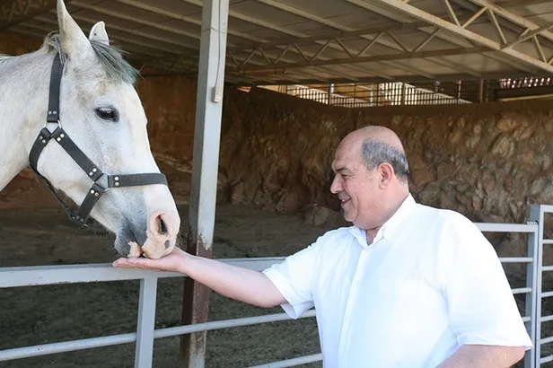 mehmet-sait-kanbur-kimdir-kac-yasinda-mado-sahibi-mehmet-sait-kanbur-nereli-serveti-ne-kadar-1637131802246.jpg MADO sahibi Mehmet Sait Kanbur nereli, serveti ne kadar? Mehmet Sait Kanbur kimdir, kaç yaşında?-2