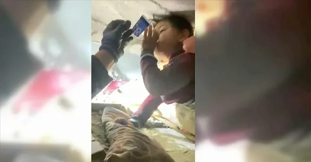 Duygu dolu anlar! AFAD ekipleri ağlayan minik Yusuf’a elleriyle su içirdi