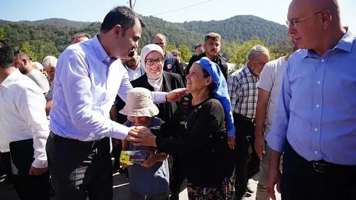 Çevre, Şehircilik ve İklim Değişikliği Bakanı Murat Kurum Sındırgı'da depremzedelerle birlikte temel attı