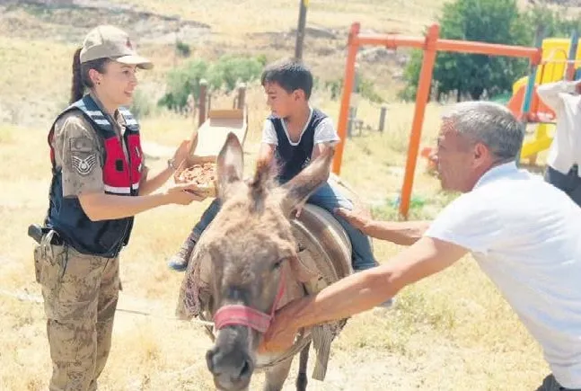 Askerlerden pizza sürprizi