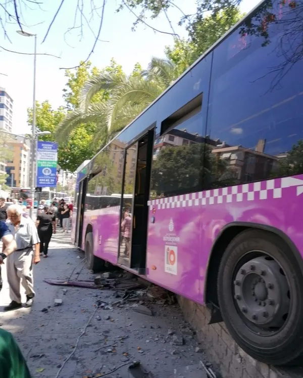 Son dakika: Kadıköy'de İETT otobüsü MGSM'ne daldı! Yaralılar var-1