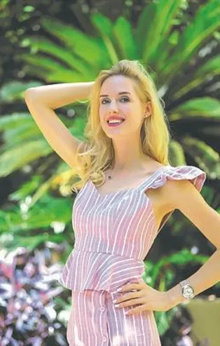 Oyuncu Wilma Elles bir ilke imza attı! Telekonferans sistemi ile reklam filmi çekildi