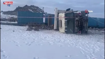 Kars’ta feci kaza! Tren kamyona çarptı 1 ölü