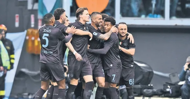 Napoli Olimpico’da Lazio’yu devirdi! Roma ekibi maçı 9 kişi bitirdi