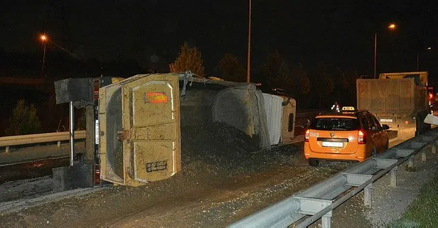 İstanbul Kağıthane'de hafriyat kamyonu devrildi! 1 yaralı