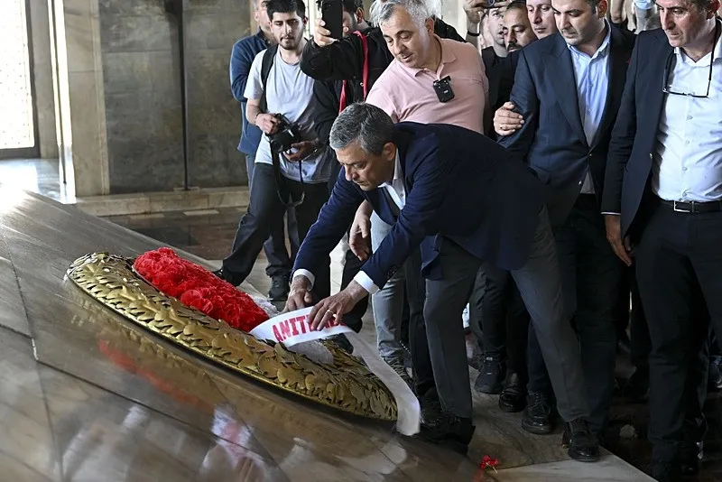 ozgur-ozelden-anitkabirde-ben-genel-baskanim-israri-celenkle-protokolu-delmeye-kalkisti-1780258662366.jpeg Özgür Özel'den Anıtkabir'de "ben genel başkanım" ısrarı: Çelenkle protokolü delmeye kalkıştı-3