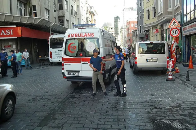 Taksim'de dehşet anları! Tiner döküp kardeşini ateşe verdi
