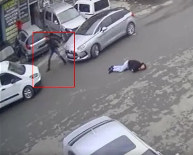 Son dakika: Esenyurt'ta 1'i polis 3 kişinin vurulduğu an kamerada! Yaralıları yerde tekmelediler-4