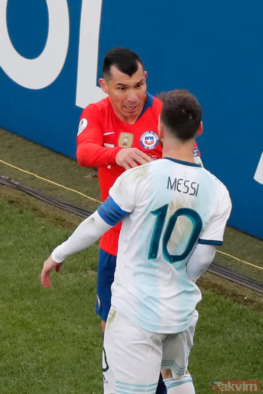 Messi ve Medel fena kapıştı! Kırmızı kartlar havada uçuştu - 30