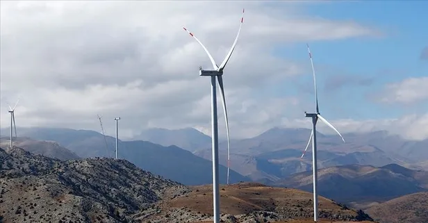 Enerji ve Tabii Kaynaklar Bakanı Alparslan Bayraktar'dan güneş ve rüzgar lisansı bulunanlara uyarı: Yan gelip yatayım yok
