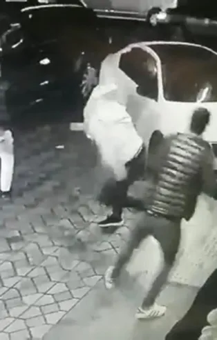 Kağıthane'de ortalık savaş alanına döndü! Lüks cipli saldırgan husumetli olduğu şahsa aracıyla çarptı