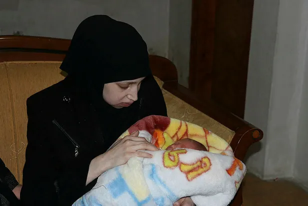 akilalmaz-olay-taksicinin-aractan-attigi-kadin-sokakta-dogum-yapti-1590674349820.jpg Pes dedirten olay! Taksicinin araçtan attığı kadın sokakta doğum yaptı-4