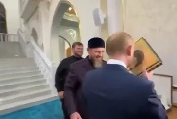 Putin 13 yıl sonra Çeçenistan’ı ziyaret etti hediye edilen Kur'an-ı Kerim'i öptü