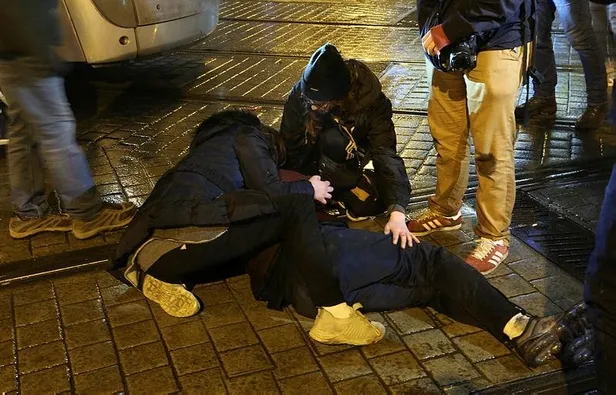 belcikanin-baskenti-brukselde-gozaltina-alinan-ibrahima-barie-isimli-gencin-karakolda-olmesinin-ardindan-ortalik-karisti-1610573177725.jpeg Belçika'nın başkenti Brüksel'de gözaltına alınan İbrahima Barie isimli gencin karakolda ölmesinin ardından ortalık karıştı!-4