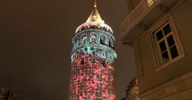 2022 öncesi Galata Kulesi’nde görsel şov! Gören telefonuna sarıldı