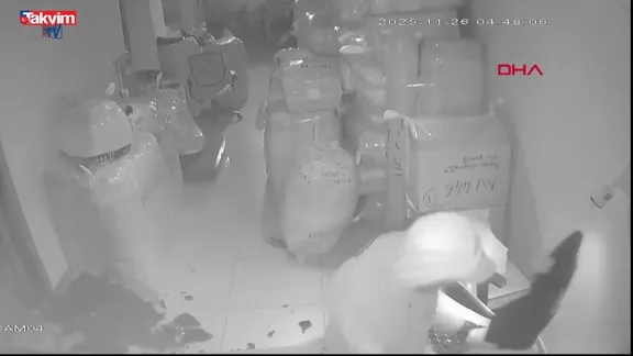 Fatih'te iş yerlerinden kasa çalan hırsızlar: İşte o anlar!