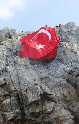 Yunan'ı çıldırtacak görüntü! Kardak Kayalıklarına 600 metre mesafede adaya dev Türk bayrağı