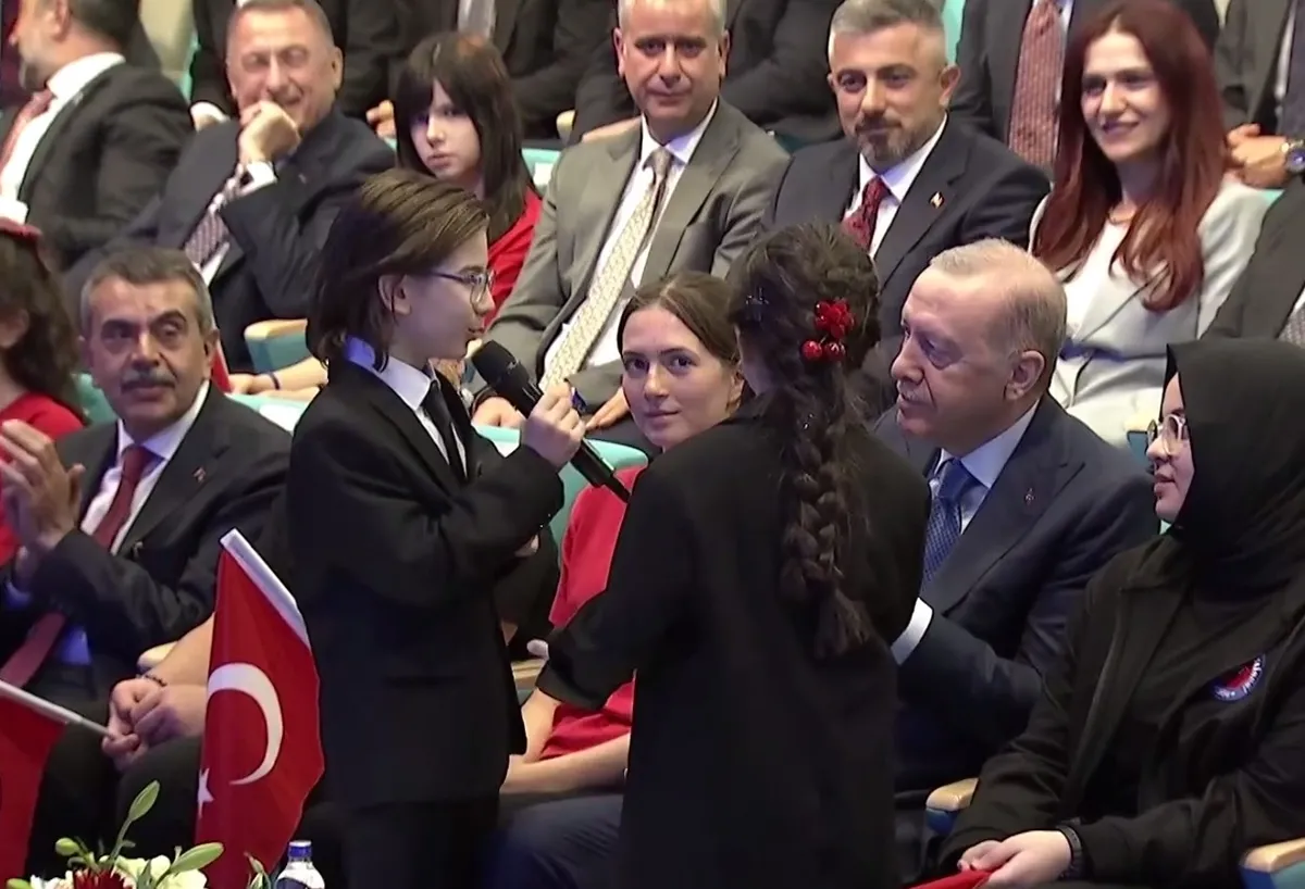 Başkan Erdoğan’ın çocukların söylediği Çayeli'nden Öteye türküsüne eşlik etti-2