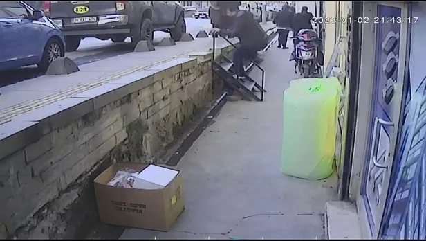 iett-otobusu-yayaya-carpti-o-anlar-kamerada-1672814958131.jpeg İETT otobüsü yayaya çarptı: O anlar kamerada-2