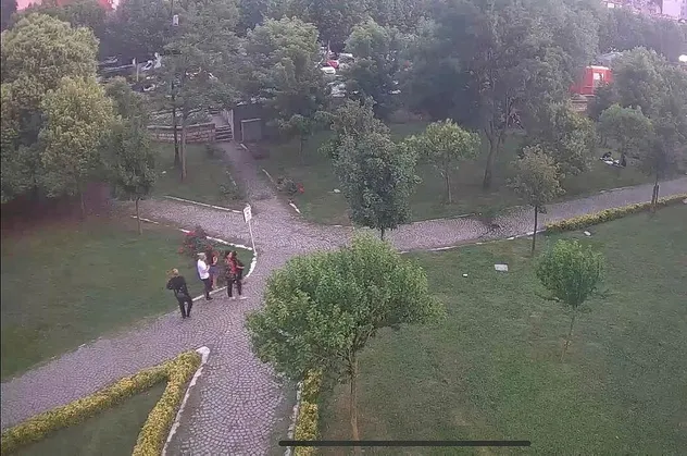Beyoğlu'nda parkta çocuğa hırsızlık yaptıran aile görünümlü çete kameraya yakalandı!