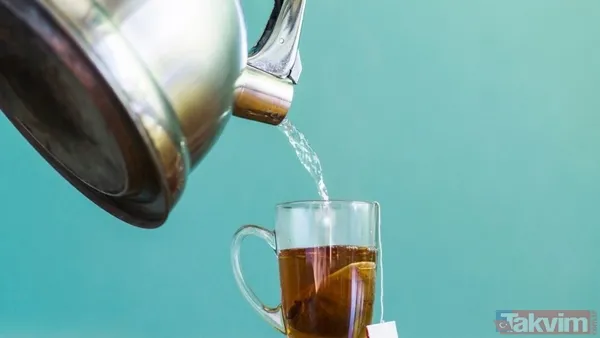 Limon Kabuğu Limon Kabuklarını Ziyan Etmeyin! Çaydanlığın Dış Yüzeyini Limon Kabuğu İle Ovun, Ardından Nemli Bir Bezle Silin. Beklettikten Sonra Bol Suyla...