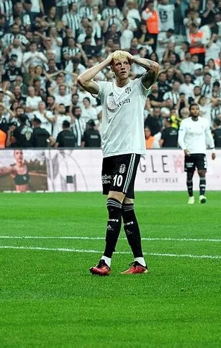 Haftaya lider giren Beşiktaş, Başakşehir'e seyircisi önünde 12 yıl sonra ilk kez yenildi