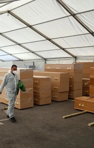 İngiltere'den şoke eden görüntü! Cami otoparkını morg yaptılar!