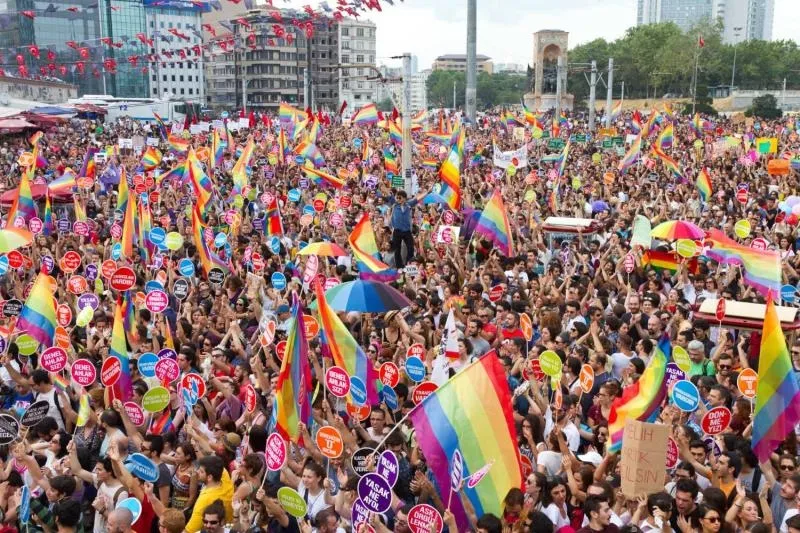 1786481677598.jpeg Dört koldan LGBT dayatması! Hayatın her alanına sızan semboller: "Toplumsal değerlere saldırıyorlar"-4