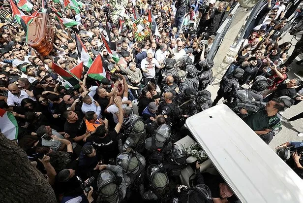 Son dakika: İsrail polisi, öldürülen Al Jazeera muhabiri Ebu Akile'nin cenazesine müdahale etti-4