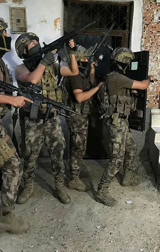 Adana'da şafak operasyonu! Çok sayıda adrese baskın
