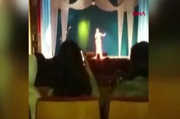 Ünlü şarkıcı sahnede hayatını kaybetti!