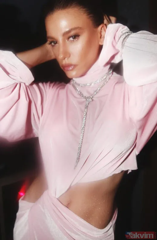 Oy vermeye Adana Demirspor formasıyla gelmişti! Serenay Sarıkaya'nın babasına bakın! Annesi Ümran Seyhan aşka yelken açmıştı... - 5