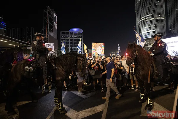 Tel Aviv yine sokaklara döküldü! Eli kanlı Netanyahu'nun evinin önünde büyük protesto: Sen baştasın, sen suçlusun - 8