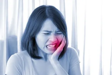 Gece uyurken fark etmiyor olabilirsiniz: Diş sıkmayı ele veren 3 gizli işaret