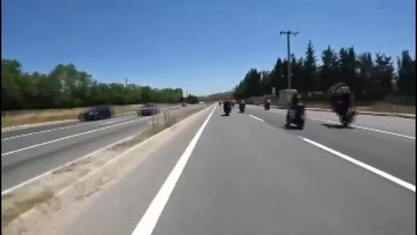 tek-tekerli-hiz-denemesi-kotu-bitti-motosikletler-birbirine-girdi-1657264316703.jpeg Tek tekerli hız denemesi kötü bitti! Motosikletler birbirine girdi-2