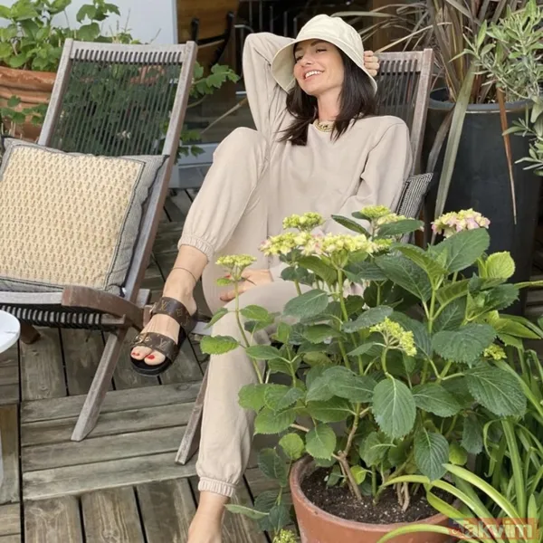 Yasemin Özilhan'ın terliklerinin fiyatı şoke etti! 2 asgari ücretten fazla... Yasemin Özilhan kaç yaşında, boyu kaç? - 3