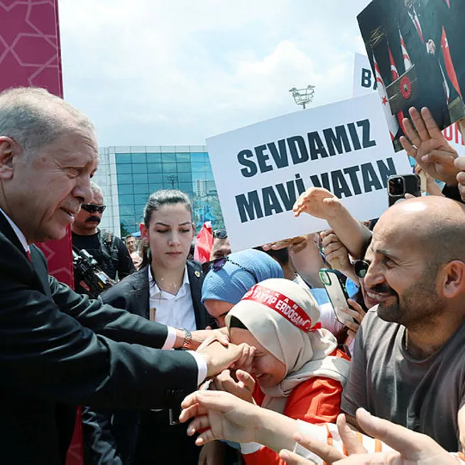 Seçim sonrası ilk yurt dışı ziyareti: Başkan Erdoğan, Kuzey Kıbrısta! Dikkat çeken pankart: Sevdamız Mavi Vatan